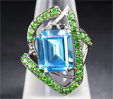 Серебряное кольцо с голубым топазом и цаворитами 