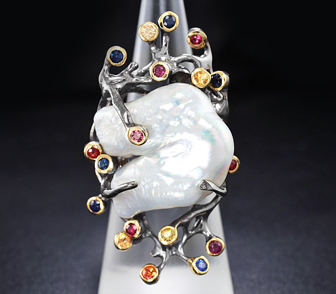 Серебряное кольцо с пузырчатым жемчугом, разноцветными сапфирами и рубинами