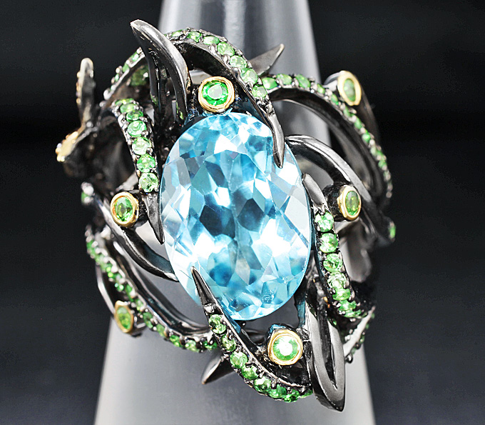 Серебряное кольцо с голубым топазом, цаворитами и мозамбикскими гранатами