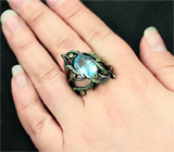 Серебряное кольцо с голубым топазом, цаворитами и мозамбикскими гранатами Серебро 925