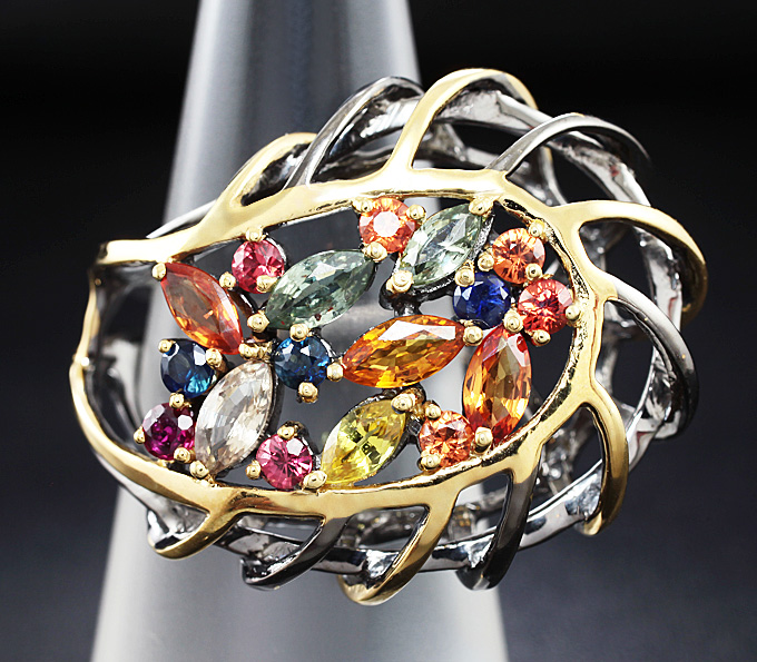 Серебряное кольцо с разноцветными сапфирами
