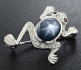 Серебряная брошь «Лягушонок» со звездчатым сапфиром и рубинами Серебро 925