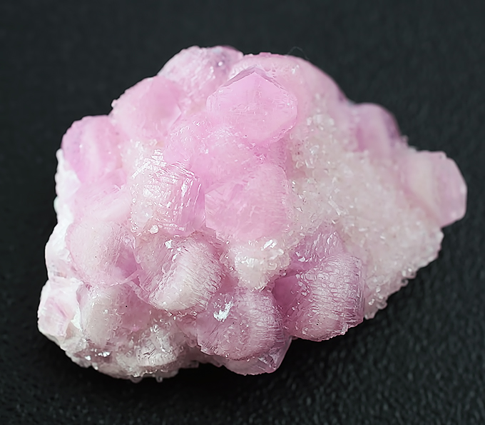 Кальцит магические свойства. Розовый кальцит с кварцем. Розовый кальцит минерал. Розовый кальцит в природе. Розово голубой кальцит.