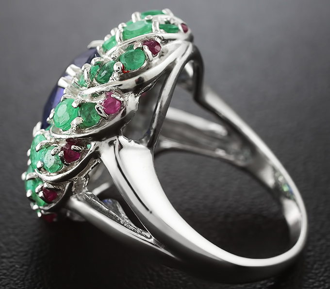 Сапфир изумруд кольца. Украшения с изумрудом и сапфиром. Кольцо с бриллиантом сапфиром и изумрудом. Кольцо с изумрудом сапфиром и рубином. Золотое кольцо с рубином топазом изумрудом и бриллиантами.