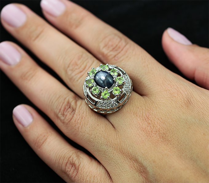 Эффектное серебряное кольцо со звездчатым сапфиром и перидотами Серебро 925