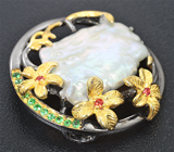 Серебряный кулон с барочной жемчужиной, цаворитами и сапфирами Серебро 925
