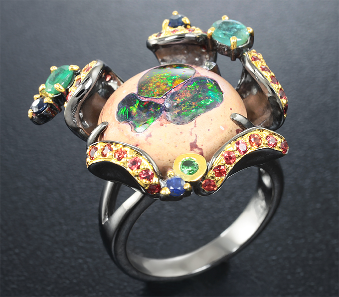 Серебряное кольцо c мексиканским jelly опалом, изумрудами и сапфирами