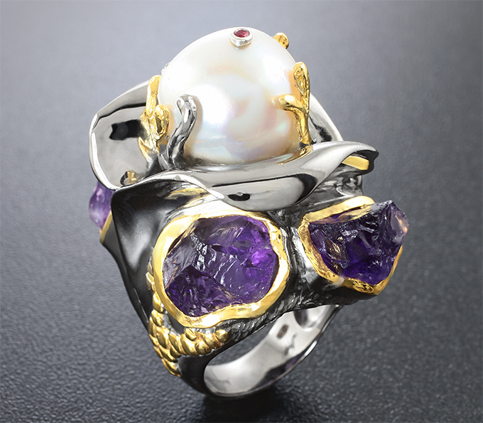 Серебряное кольцо с жемчужиной, рубином и необработанными аметистами