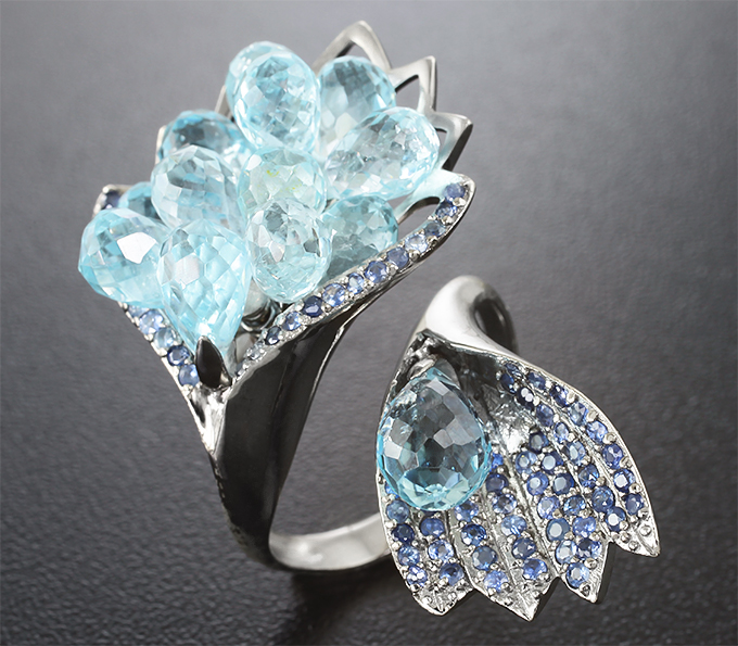 Серебряное кольцо с бриолетами топазов и синими сапфирами