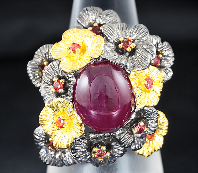 Серебряное кольцо с рубином и оранжевыми сапфирами