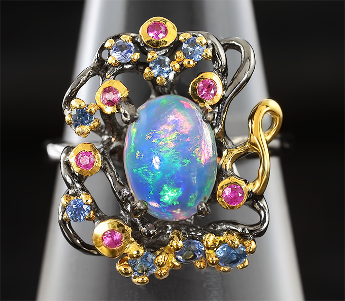 Серебряное кольцо с эфиопским опалом, синими и пурпурными сапфирами