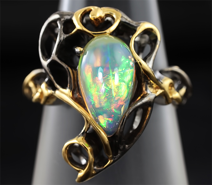 Серебряное кольцо с эфиопским опалом