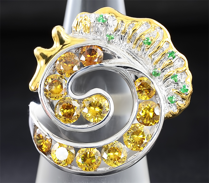 Яркое серебряное кольцо с золотистыми сфенами и цаворитами