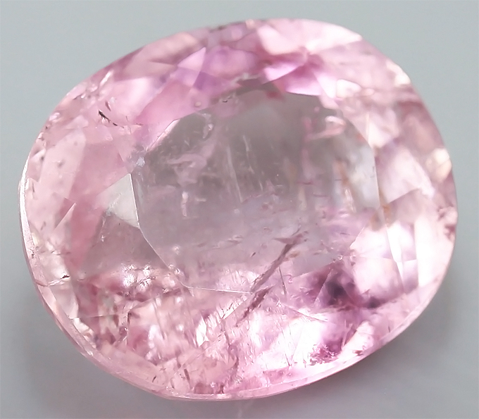 Розовый прозрачный камень. Корнерупин турмалин топаз хризоберилл шпинель сподумен. Камень топаз турмалин. Розовый кварц турмалин камень.