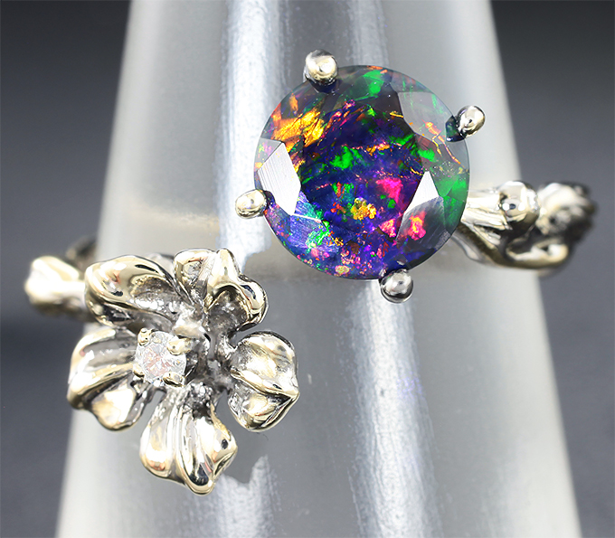 Золотое кольцо с кристаллическим черным опалом 0,85 карат и бриллиантами