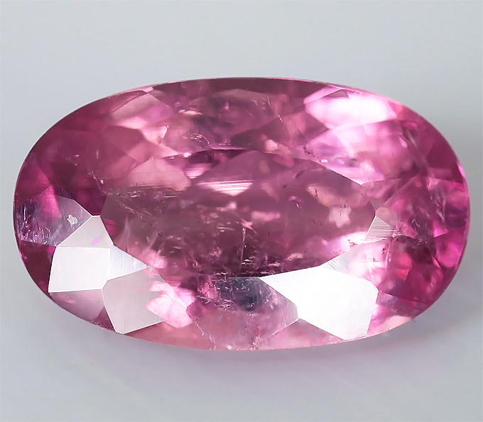 Розовый ювелирный камень название. Розовый турмалин камень. Оленит турмалин. Топаз и турмалин. Полихромный турмалин.