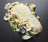 Серебряное кольцо с кораллом, перидотами и сапфирами Серебро 925
