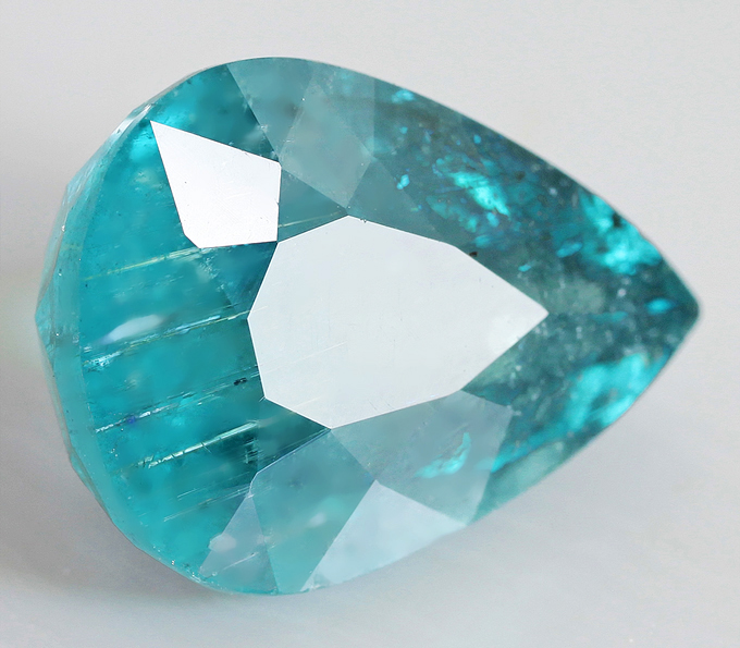 Турмалин параиба кристалл. Турмалин параиба камень. Турмалин голубой камень. Синий турмалин камень. Турмалин голубая лагуна.