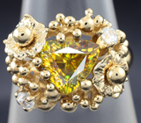 Золотое кольцо с топовым сфеном высокой дисперсии и бесцветными цирконами Золото