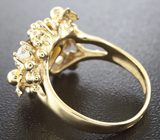 Золотое кольцо с топовым сфеном высокой дисперсии и бесцветными цирконами Золото