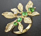 Золотое кольцо с сочно-зелеными демантоидами массой 1,05 карат и бриллиантом Золото