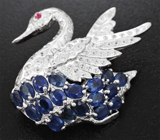 Серебряная брошь «Лебедь» с синими сапфирами и рубином Серебро 925