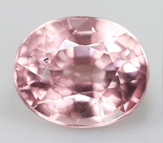 Розовый прозрачный камень. Гранат Малайя розовый. Гранатит розовый камень. ИАГ гранат. Гранат Малайя камень.
