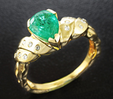 Золотое кольцо c ярким изумрудом 0,94 карат и бриллиантами Золото