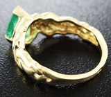 Золотое кольцо c ярким изумрудом 0,94 карат и бриллиантами Золото