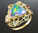 Золотое кольцо с великолепным ограненным кристаллическим опалом 2,31 карат и разноцветными сапфирами Золото