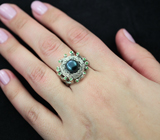 Эффектное серебряное кольцо с цветной жемчужиной и изумрудами Серебро 925