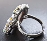 Серебряное кольцо с жемчугом, цаворитами и разноцветными сапфирами