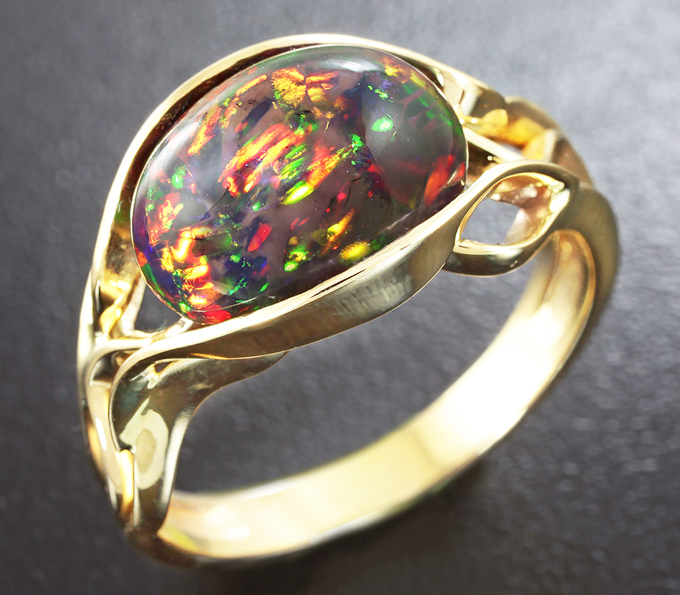 Золотые кольца с опалами. Mousson кольцо с опалом. 585 Кольца с черным опалом. Золотые кольца с камнями и опалом. Опал кольцо золотое.