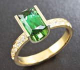 Золотое кольцо с великолепным неоново-зеленым турмалином 1,42 карат и лейкосапфирами Золото