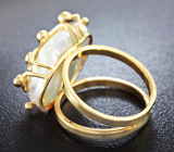 Золотое кольцо с жемчужиной барокко 11,45 карат и лейкосапфирами Золото