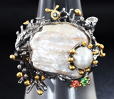 Серебряное кольцо с жемчугом, цаворитом и сапфирами