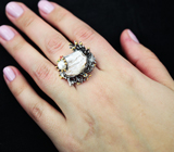 Серебряное кольцо с жемчугом, цаворитом и сапфирами
