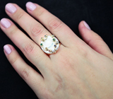 Золотое кольцо с жемчугом 12,65 карат, изумрудами, рубинами и сапфирами Золото