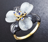 Золотое кольцо с резным цветком из оникса и кварца 9,07 карат и синими сапфирами Золото