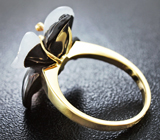 Золотое кольцо с резным цветком из оникса и кварца 9,07 карат и синими сапфирами Золото