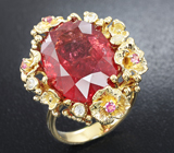 Кольцо с красным турмалином, розовым турмалином и лейкосапфирами Золото