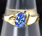 Золотое кольцо с цейлонским ярко-синим сапфиром 0,99 карат Золото