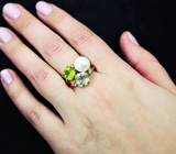 Чудесное серебряное кольцо с жемчужиной, перидотами и зелеными аметистами Серебро 925
