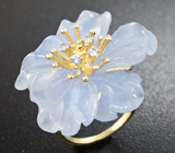 Золотое кольцо с резным цветком из голубого халцедона 30,36 карат и танзанитами Золото