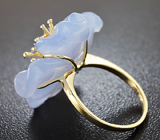 Золотое кольцо с резным цветком из голубого халцедона 30,36 карат и танзанитами Золото