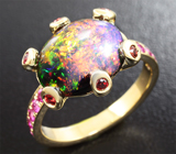 Золотое кольцо с кристаллическим черным опалом 3,38 карат, сапфирами и рубинам Золото