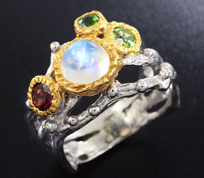 Серебряное кольцо с лунным камнем, гранатом, перидотом и диопсидом