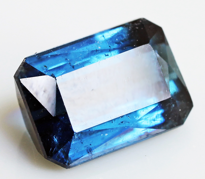 Камень турмалин индиголит. Камень турмалин индиголит. Турмалин голубой камень. Камень турмалин индиголит. Голубой турмалин параиба.