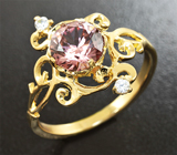 Золотое кольцо с розовым цирконом топовой огранки 2,08 карат и лейкосапфирами Золото
