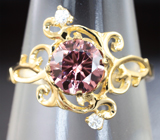Золотое кольцо с розовым цирконом топовой огранки 2,08 карат и лейкосапфирами Золото